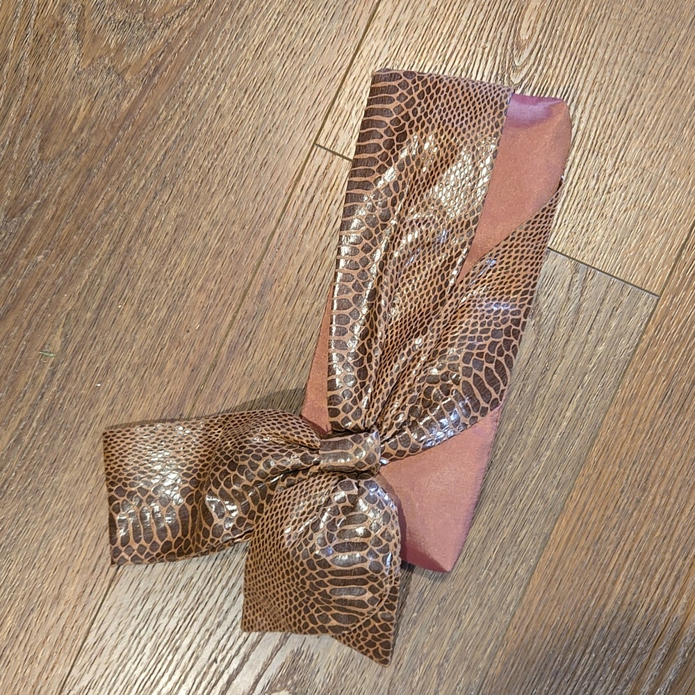 LIZ SOTO SATIN CLUTCH WITH BOW.  #6715
